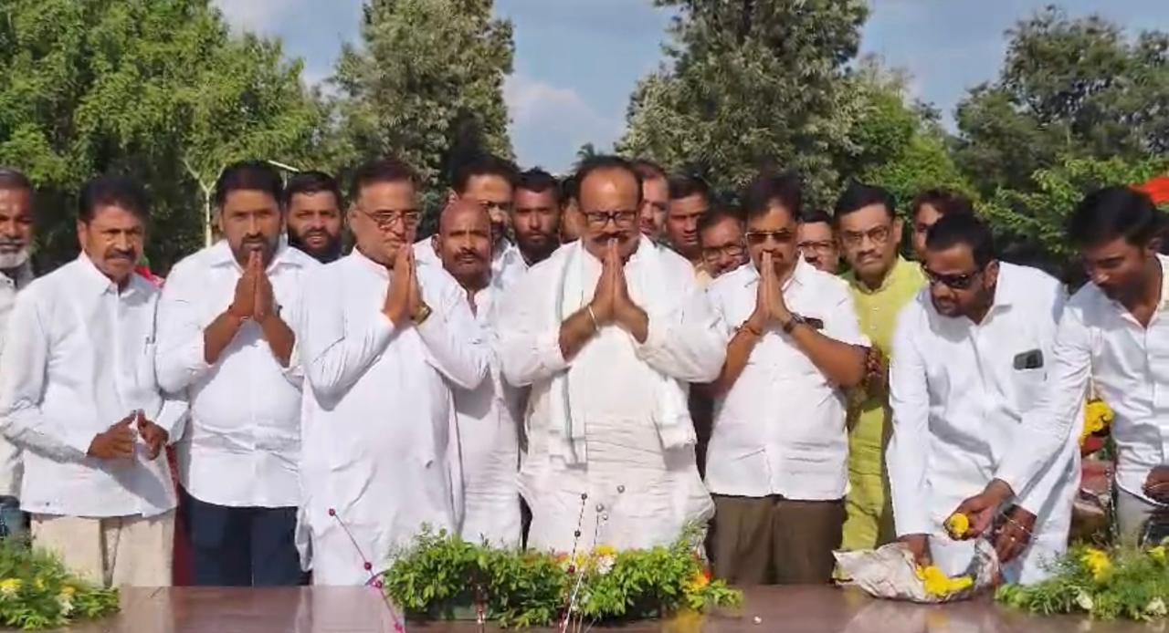 महाराष्ट्राचे पहिले मुख्यमंत्री यशवंतराव चव्हाण यांच्या समाधीचे दर्शन घेतांना